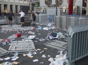 Buiten is ACDC aan het werk, anderen, op 50 m. afstand, buiten.