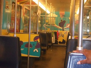 Een lege maar fraai beschilderde metrlijn 53 in Amsterdam