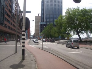 De Stieltjesstraat vandaag. Klaar voor de proloog in de Tour de France, over elf maanden.