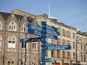 Cardiff; Hoek St. Mary Street en Saunders Road (foto: René Hoeflaak)