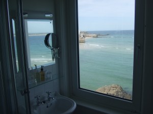 Kamer 3, Pedn Olva Hotel St. Ives; uitzicht vanuit badkamer (foto: René Hoeflaak)
