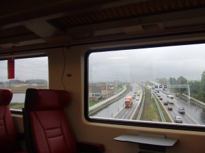 De vrijwel lege FYRA raast door het Groene Hart over de snelweg. (foto: René Hoeflaak)