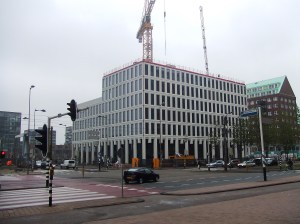 De Vancouver Building vanochtend; Het tempo van de bouw zit er nu goed in (foto: René Hoeflaak)