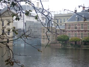 De Hofvijver en het torentje van Balkenende vanmiddag. De virtuele kamerzetels vallen van het kabinet (foto: René Hoeflaak)   