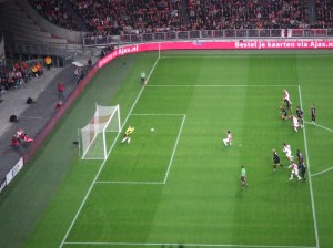Gestopte/gemiste penalty Suarez, gezien vanaf vak 407 (foto: René Hoeflaak)