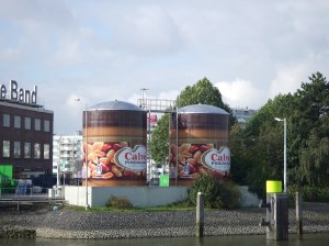 Twee potten pindakaas op het terrein van Unilever aan de Nassauhaven in Rotterdam (foto: René Hoeflaak)