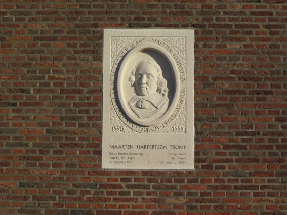 Gedenksteen Maarten Tromp in de muur van de NH Kerk van Ter Heijde