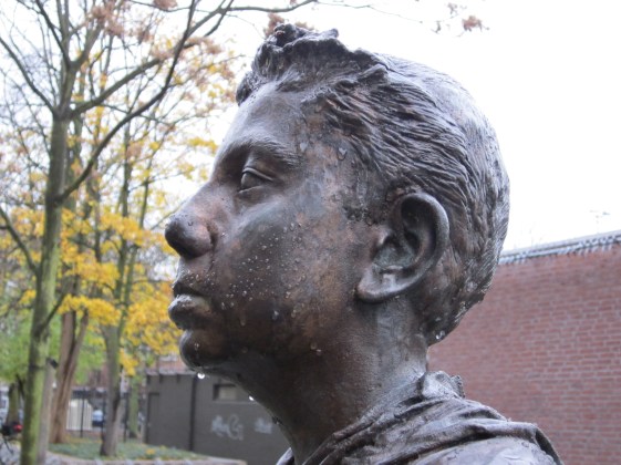 Rotterdam, standbeeld zonder verhaal (foto: René Hoeflaak) 
