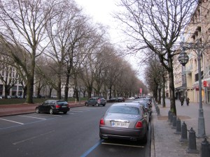Düsseldorf: De Königs Allee is één van de sjiekste, duurste en drukste winkelstraten van Duitsland maar niet op ....... (foto: René Hoeflaak)