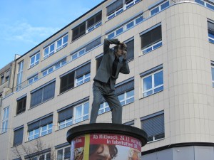 Düsseldorf, vandaag: Zoals iedere dag, kerst of geen kerst, 'Der Fotograf'  verwelkomt de bezoekers van Düsseldorf Hauptbahnhof (foto: René Hoeflaak)
