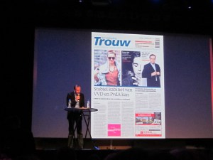 Art Director van dagblad Trouw op het podium van het Patronaat (foto: René Hoeflaak)