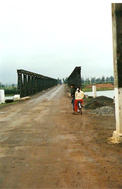 Vietnam, 4 januari 1995: Hiền Lương bruggen. Tot 1975 de grensbrug tussen Noord- en Zuid Vietnam (foto: René Hoeflaak)