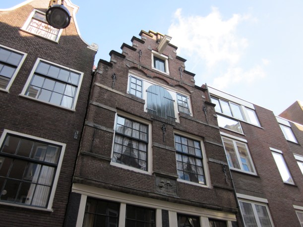 Bovengevel Rapenburg 73, Amsterdam. (foto: René Hoeflaak) 