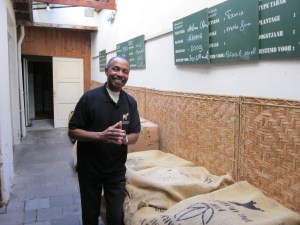 Errol Schenker in De Olifant. De rondleidingen starten in koffieproeverij De Eenhoorn aan de Oudestraat 101. Deze koffieproeverij is gevestigd in hetzelfde pand als de sigarenfabriek (foto: René Hoeflaak)