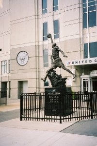 Chicago, augustus 2004; beeld van Michael Jordan voor het United Center (foto: René Hoeflaak)