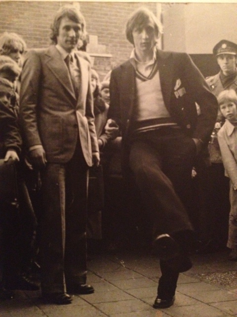 1972: De topscorers van het seizoen 1971-1972 Gerdo Hazelhekke en  Johan Cruijff bij de opening van één van de sportzaken van Gerdo in Ede (foto: archief Gerdo Hazelhekke)