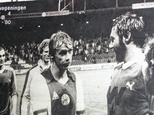 Gerdo Hazelhekke (r.) en Dick Schoenaker in Stadion De Meer in Amsterdam na de historische 2-4 overwinning van Wageningen op Ajax (foto: Henny Janssen, bron: EdeStad.nl) 