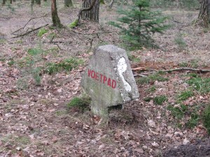 Wegwijzer van het voetstappenpad . Het pad van 25 kilometer werd in 1938 aangelegd op initiatief van De Stichting het Gooische Hotelplan en loopt door de bossen in de Gooi- en Vechtstreek (foto: René Hoeflaak)   