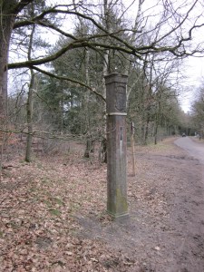 1 maart 2013: Grenspaal 16 aan de Vuursche Dreef in Lage Vuursche. Eén van zeven originele grenspalen langs de voormalige en huidige grens van Utrecht en (Noord)-Holland uit 1719. (foto: René Hoeflaak) 
