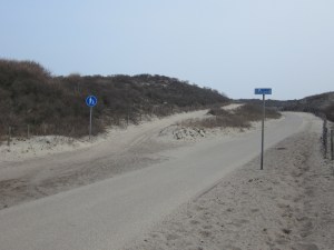 Den Haag; 9 april 2013: Verlaten duinpad in de duinen bij Kijkduin (foto: René Hoeflaak) 