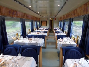 Zondag 19 mei 2013, Kort na vertrek van station Parijs d' Austerlitz. Een nog lege restauratiewagen aan boord van treinhotel  Elipsos. De nachttrein van Parijs naar Madrid stopt op zes tussenstations en vertrekt om 18.08 uur. De eerste stop in Spanje is om 05.34 uur in Vitoria Gasteiz. Aankomsttij Madrid 09.40 uur. (foto: René Hoeflaak) .