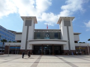 23 mei 2013: Treinstation Tanger Ville. Het station is geopend in 2003. Het spoorwegnet van de Marrokaanse SpoorwegmaatschappijONCF is 1.653 kilometer lang. Marokko heeft  prima spoorwegverbindingen, de treinen rijden op tijd en de stations zijn schoon. Opvallend is het hoge aantal nieuwe stations. De perrons op de grote stations zijn alleen toegangelijk met een geldig vervoerbewijs.  (foto: René Hoeflaak)    