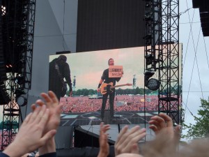 Nijmegen, 22 juni 2013:  Met kartonnen flyers verzoeknummers inleveren bij The Boss (foto: René Hoeflaak) 