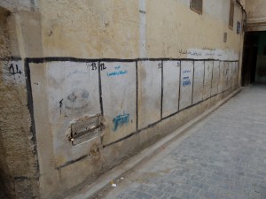 Mei 2013: Voor de verkiezingen van 2011 beschilderde vakken van politieke partijen op een straatmuur in de Media van Fes. Ieder vak en partij heeft haar - voor analfabeten-  herkenbaar eigen teken. (foto: René Hoeflaak)