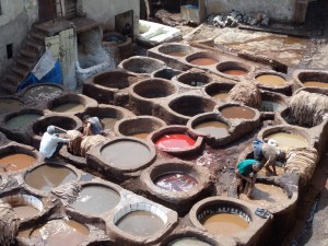 Mei, 2013; Eeuwen oude leerlooierij in de Medina van Fes. Het looiproces is in het kort als volgt. 1). Villen van huiden 2). Ontharen in kalkwater 3). Broeien op smartblok 4). Haren schrapen 5). Vlezen en 6). Looien in kuipen.