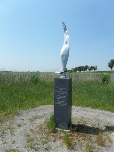 Juni 2013: Weiland bij Oude Tonge: Herdenkingsmonument van Robert E. Stover op de plek waar zijn vliegtuig werd gevonden (foto: René Hoeflaak)