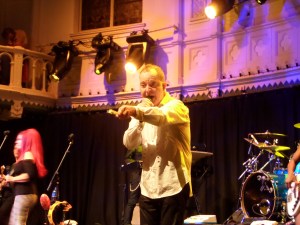 Amsterdam, Paradiso, Zanger Fred Schneider van The B-52's (foto: René Hoeflaak)