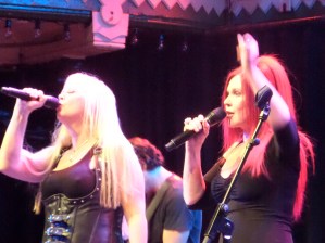 Amsterdam, Paradiso: Cindy Wilson (links) en Kate Pierson (foto: René Hoeflaak)