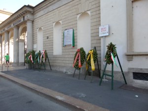 27 juli 2013: Kranslegging bij het Museum der Moderne kunsten. In de muur een herdenkingssteen met de namen van de slachtoffers van de aanslag op 27 juli 2013: Allesandr Ferrari, Carlo La Catena, Sergio Passotto, Stefano Picerno, Driss Moussafir. (foto: René Hoeflaak)