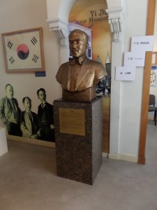 Borstbeeld Yi Jun in het Yi Jun Peace Museum (foto: René Hoeflaak)