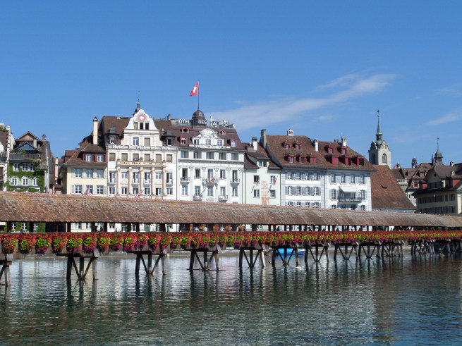 Zwitserland, Luzern. Kapelbrug over de rivier de Reuss (foto: René Hoeflaak)