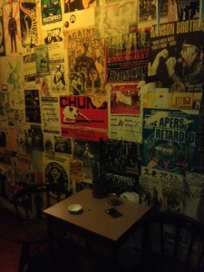 Rotterdam, Poortgebouw: Posters aan de muur, zoals in 1980. (foto: René Hoeflaak)