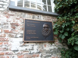 Amersfoort: Plaquette aan de gevel van het adres Muurhuizen 17-19. (foto: René Hoeflaak)