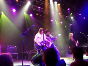 Zoetermeer, oktober 2013: Pat Travers Band. Vlnr: Pat Travers, Kirk McKim (guitars, vocals),  Rodney O’Quinn (bass). (foto: René Hoeflaak) 