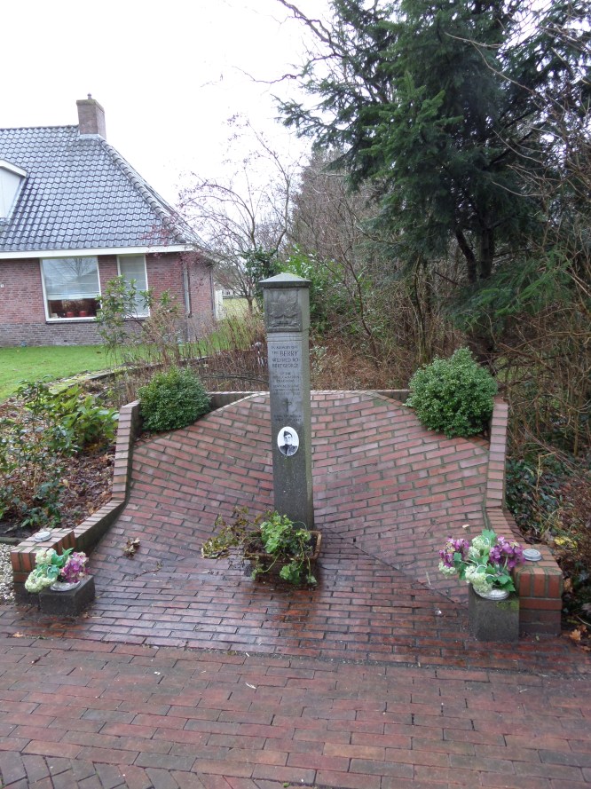 Oldeholtpade, 17 december 2013. Monument Wilfred Berry aan de Hoofdweg (foto: René Hoeflaak) 