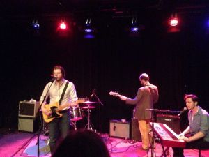 Rotterdam, Walhalla Theater, 25 februari 2014: Sons of Bill met vlnr zanger/gitarist James Wilson, bassist Seth Green en toetsenist Abe Wilson (foto: René Hoeflaak)  