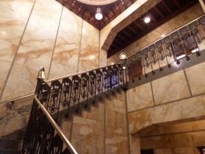 Trap met zeepaardjes in entreehal Maaskade 113 (foto: René Hoeflaak)