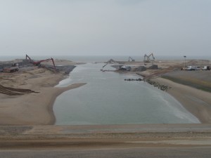 Katwijk, maart 2014:  Ballast Nedam werkt aan versterking van de Nederlandse kust zoals hier bij de uitmonding van de Oude Rijn in de Noordzee (foto: René Hoeflaak)  