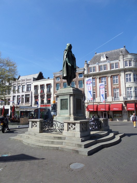 Den Haag: Standbeeld van Johan de Witt (1625-1672) op de Plaats en op het voormalige Groene Zoodje, de voormalige executieplaats van den Haag (foto: René Hoeflaak)   