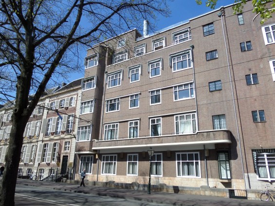 Den Haag, 16 april 2014: Lange Vijverberg, de plek van het voormalige stadslogement van Dordrecht (foto: René Hoeflaak)