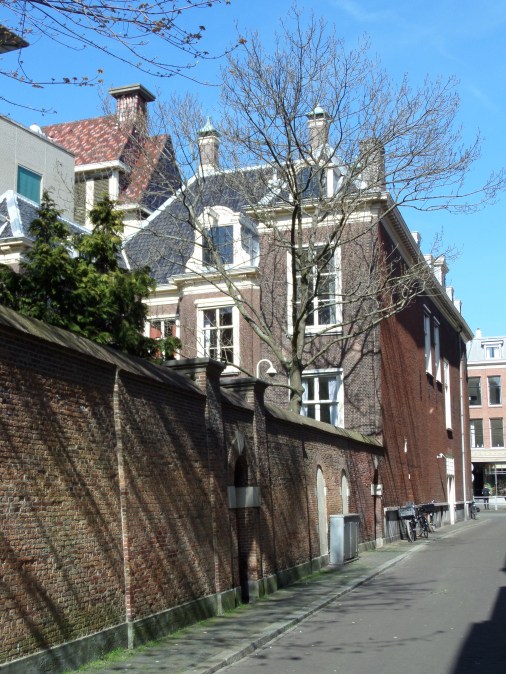 Den Haag, Hartogstraat. Tuin- en zijmuur aan de achterkant van het voormalige woonhuis van Johan de Witt aan de Kneuterdijk 6. (foto: René Hoeflaak) 
