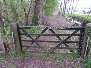 Ingang Landgoed Keukenhof in Lisse, één sloot naast het parkeerterrein van bloemenpark De Keukenhof (foto: René Hoeflaak) 