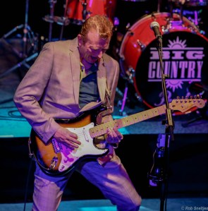 Bruce Watson op het podium van de Boerderij in Zoetermeer op 2 april 2013 (foto: www.robsneltjes.nl)