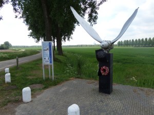Hank, 6 mei 2014: Halifax monument aan de rand van de Oranjepolder. (foto: René Hoeflaak)