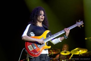 Utrecht, Jeff Beck bassiste Rhonda Smith op het podium in TivoliVredenburg (foto: René Hoeflaak)