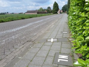 14 mei 2014:Eén van de grensaanduidingen  op de  Kapelstraat van Baarle-Hertog naar Baarle-Nassau (foto: René Hoeflaak)